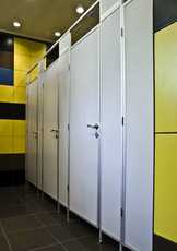 Перегородки и кабинки (туалетные и душевые) для общественног