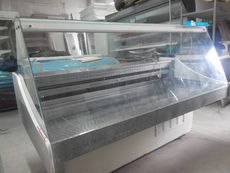 Продам б / у холодильну вітрину довжиною - 1,8 м.